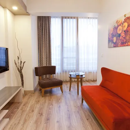 La Flora House Apartmanhotel 4*