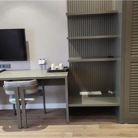 La Flora House Aparthotel 3*