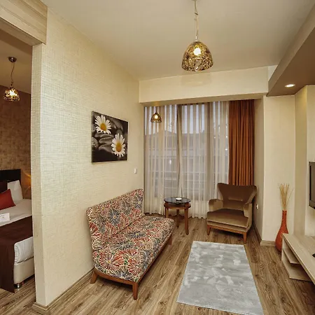 Aparthotel La Flora House 3*