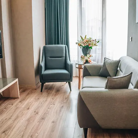 La Flora House Aparthotel 3*